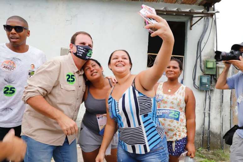 Eduardo Paes (DEM) em Guaratiba, na zona oeste do Rio.