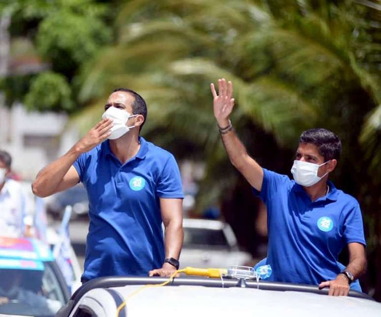 Bruno Reis (E) e ACM Neto fazem carreata