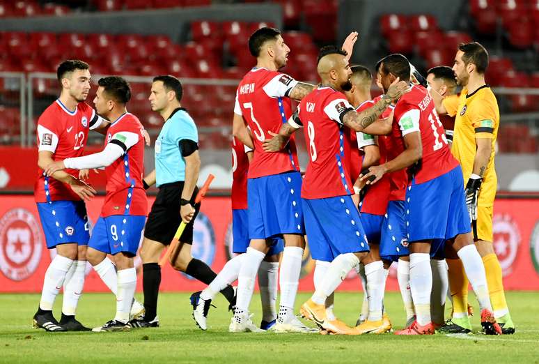 Com dois de Vidal, Chile bate o Peru e alcança 1ª vitória nas Eliminatórias