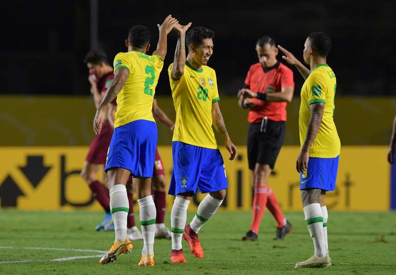 Roberto Firmino comemora o primeiro gol com o companheiro Nelson Almeida