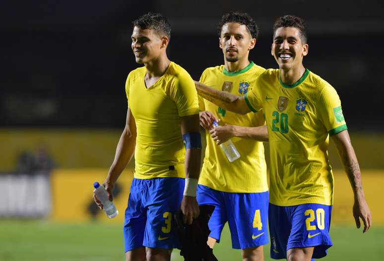 Thiago Silva, Roberto Firmino e Marquinhos comemoram após a partida