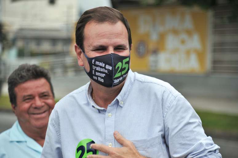 O candidato à prefeitura do Rio de Janeiro (RJ), Eduardo Paes (DEM), visita nesta quarta-feira (11), a estação do BRT na Praça do Bandolim, em Curicica