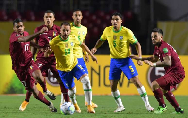 'Graças a Deus com uma vitória, ainda participando da jogada do gol', disse, sobre seu primeiro jogo com a camisa 10 da Seleção Brasileira (Foto: AFP)