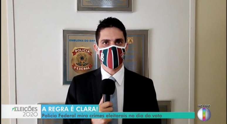 Paulo Cassiano é apaixonado pelo Fluminense e não deixou de exibir sua máscara tricolor na hora de aparecer na TV (Reprodução/Globo)