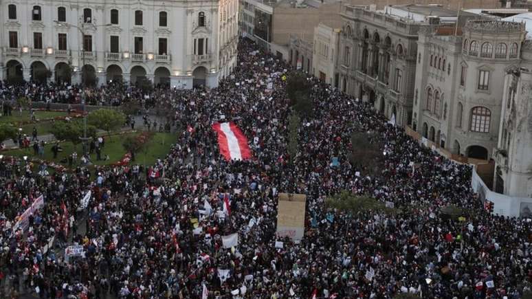 Milhares de pessoas est&atilde;o tomando as ruas para protestar contra a vaga