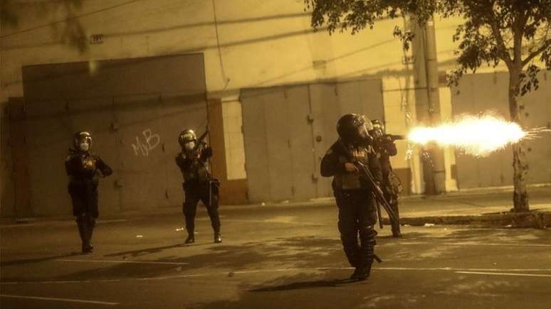 Manifestantes dizem ter sido atacados pela pol&iacute;cia com balas de borracha