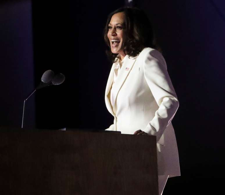 A vice-presidente eleita Kamala Harris em discurso durante celebração de vitória fora do Chase Center em Riverfront 
