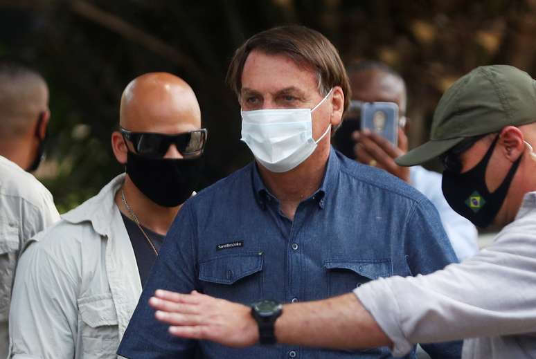 Bolsonaro chega para votar em se&ccedil;&atilde;o eleitoral no Rio de Janeiro
15/11/2020
REUTERS/Pilar Olivares
