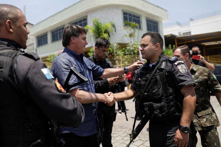 Bolsonaro cumprimenta policial militar ap&oacute;s votar no Rio de Janeiro
15/11/2020
REUTERS/Ricardo Moraes