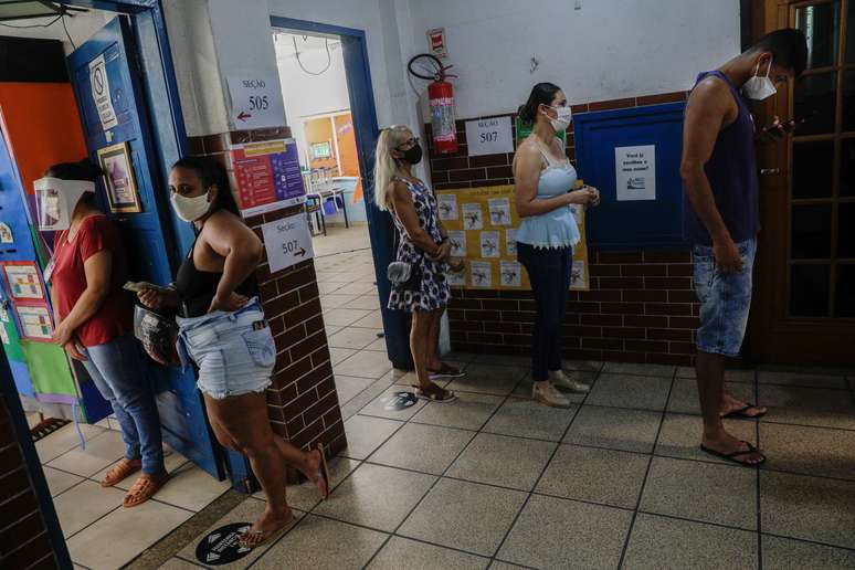 Eleitores fazem fila para votar no Rio de Janeiro
15/11/2020
REUTERS/Ricardo Moraes