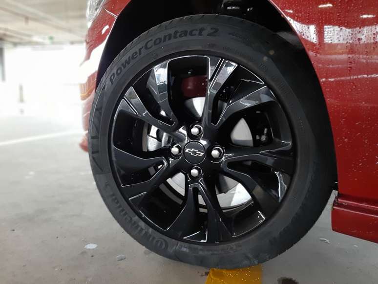 Rodas de liga leve de 16" pintadas de preto garantem visual agressivo do Onix RS.