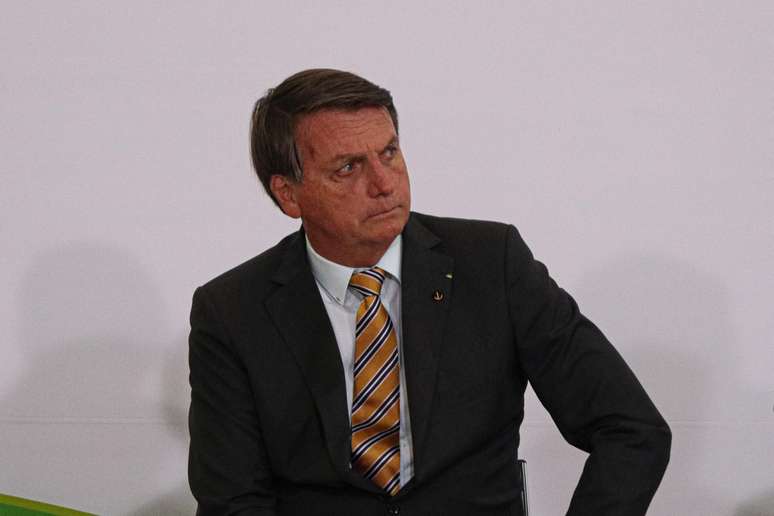 Bolsonaro volta a criticar quem fez isolamento: "Frouxos"