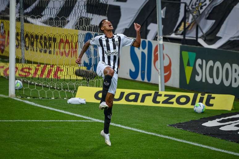 Corinthians sai na frente, mas leva empate de Atlético-MG e cai