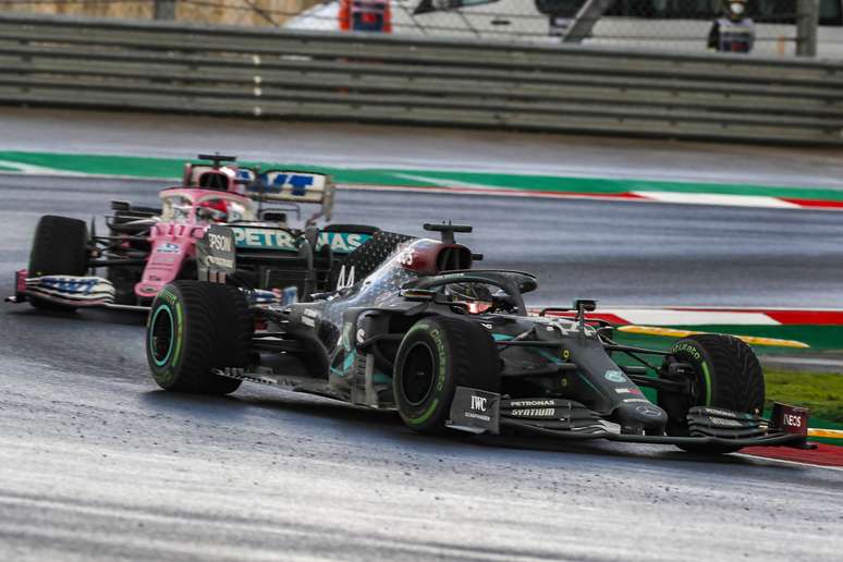 Lewis Hamilton à frente de Sergio Perez: paciência e respeito aos limites do carro e da pista. 