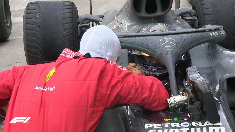 Sebastian Vettel, que seguiu as mesmas regras, foi o primeiro a cumprimentar o heptcampeão.