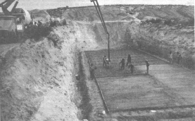 Em um espaço deserto conhecido como La Pedrera, o cemitério de resíduos foi escavado