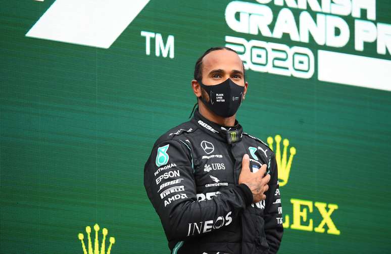 Lewis Hamilton no p&oacute;dio do Grande Pr&ecirc;mio da Turquia
15/11/2020 Pool via REUTERS/Clive Mason