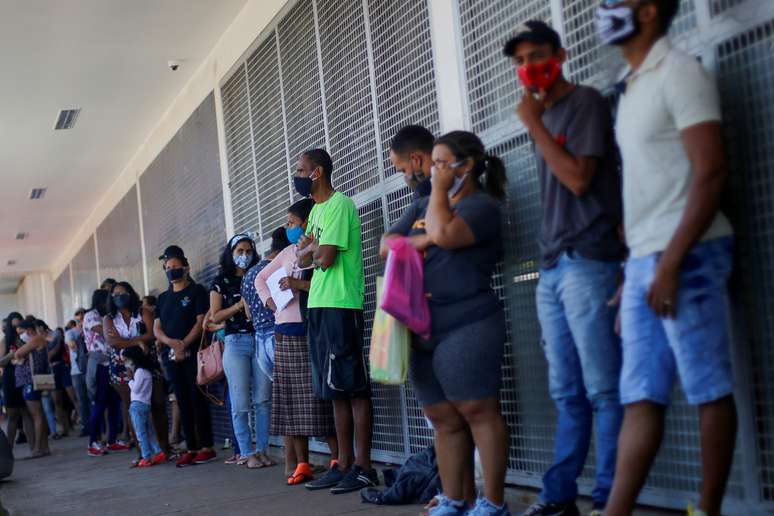 Pessoas esperam em fila para sacar auxílio emergencial em agência da Caixa, em Brasília
07/07/2020
REUTERS/Adriano Machado