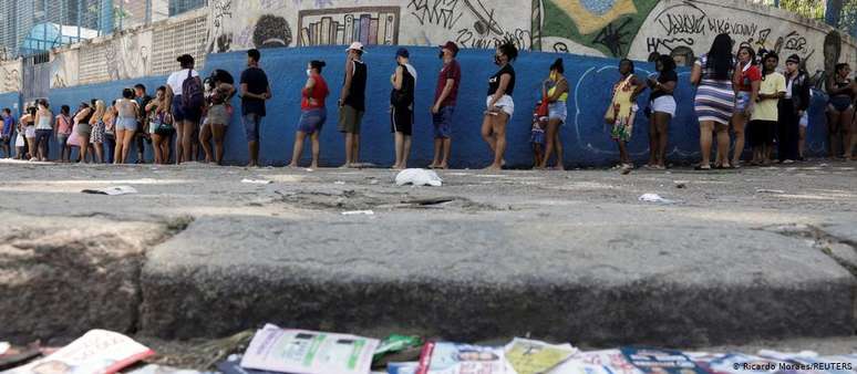 Fila para votação no Complexo do Alemão, no Rio: abstenção recorde