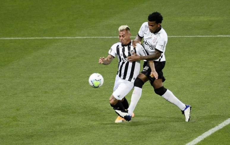 Gil e Vargas disputam bola em lance muito discutido (Foto: Marcos Ribolli)