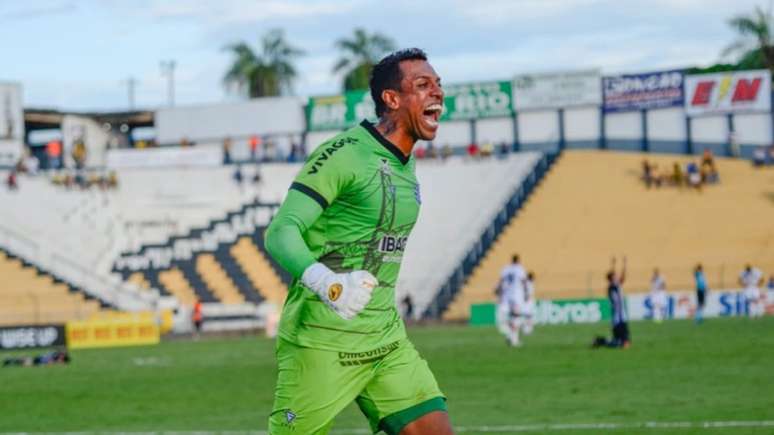 Sidão em ação com a camisa do Figueirense (Foto: Matheus Lima / Cidade Clube)