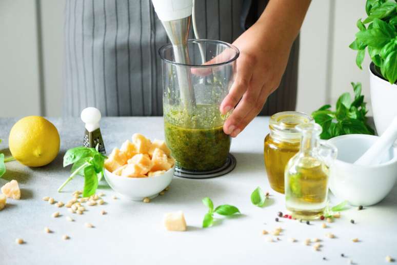 Guia da Cozinha - Liquidificador ou mixer? Entenda as diferenças e usos na cozinha