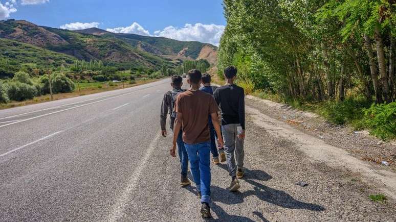 Migrantes devem estar preparados para tudo, incluindo caminhar grandes dist&acirc;ncias