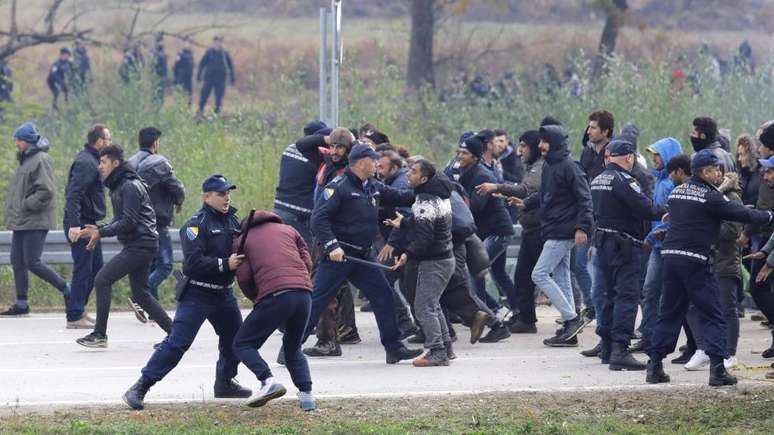 Fronteira entre Bósnia e Croácia foi palco de muitos confrontos entre polícia e migrantes