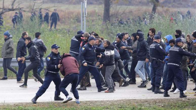Fronteira entre B&oacute;snia e Cro&aacute;cia foi palco de muitos confrontos entre pol&iacute;cia e migrantes