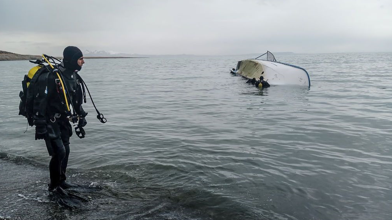 Migrantes cruzam Lago Van para evitar bloqueios policiais, mas alguns barcos não conseguem — este virou em dezembro de 2019