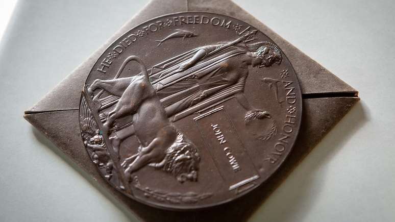 A medalha est&aacute; inscrita com o nome de John Cowie e as palavras, 'ele morreu pela liberdade e honra'