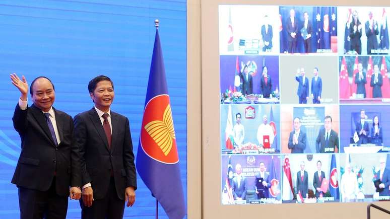 O primeiro ministro do Vietnã, Xuan Phuc, e o Ministro da Indústria e Comércio, Tran Tuan Anh, foram os anfitriões da cúpula virtual em que o acordo foi assinado