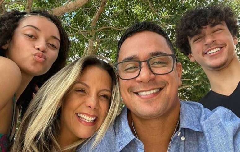 Carla Perez celebra o aniversário de 43 anos com fotos ao lado da família