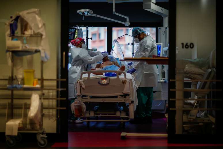 Médicos tratam paciente de Covid-19 em hospital nos arredores de Paris
17/11/2020
REUTERS/Gonzalo Fuentes