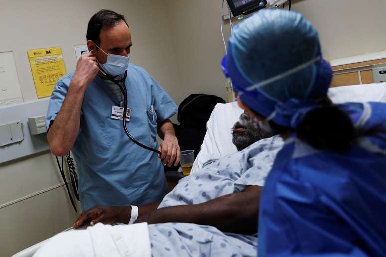 Médico examina paciente com Covid-19 em hospital de Chicago
22/04/2020
REUTERS/Shannon Stapleton