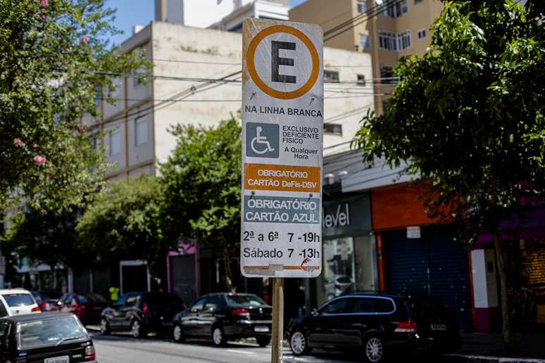 Carros estacionados em área de Zona Azul no bairro do Jardim Paulista zona sul da cidade de São Paulo