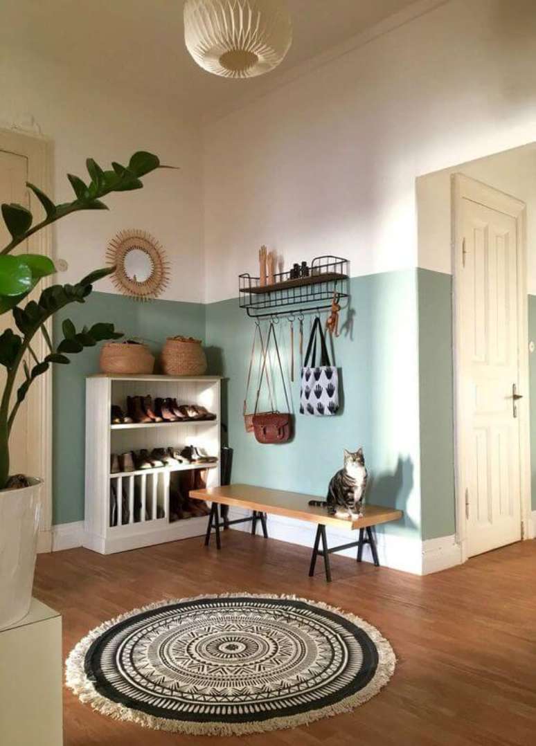 12. Casa organizada com sapateira na entrada &ndash; Via: Casa de Valentina&nbsp;&nbsp; &nbsp; &nbsp;&nbsp;&nbsp;