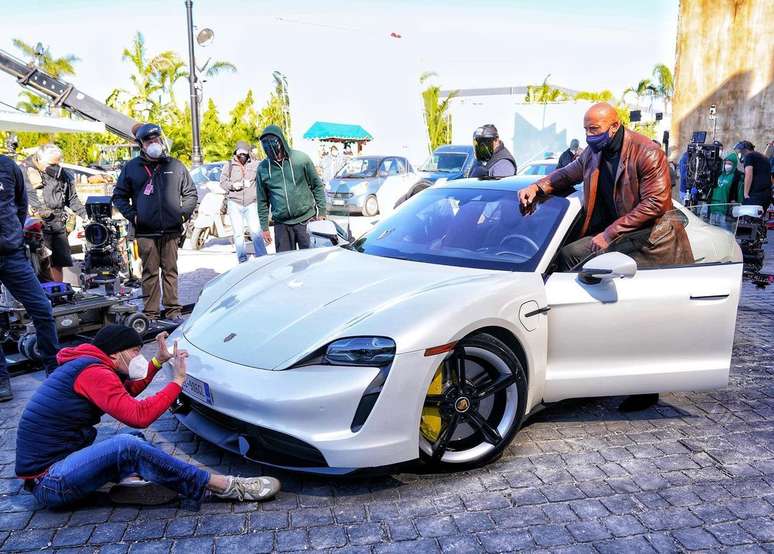 Grande demais, Dwayne Johnson não coube em Porsche para cena de ação