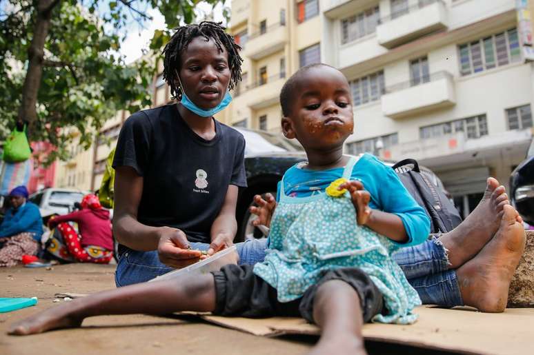 Rebecca e sua filha mais nova. 'Você tem que estar alerta', disse ela. 'Os ricos vão roubar seu bebê enquanto você dorme'