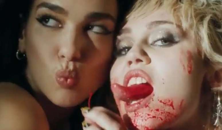 Dua Lipa e Miley Cyrus no clipe 'Prisoner'