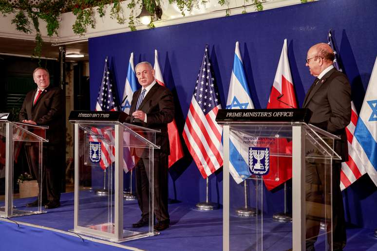 Secretário de Estado dos EUA, Mike Pompeo, premiê israelense, Benjamin Netanyahu, e chanceler do Barein, Al Zayani, em Jerusalém
18/11/2020
Menahem Kahana/Pool via REUTERS