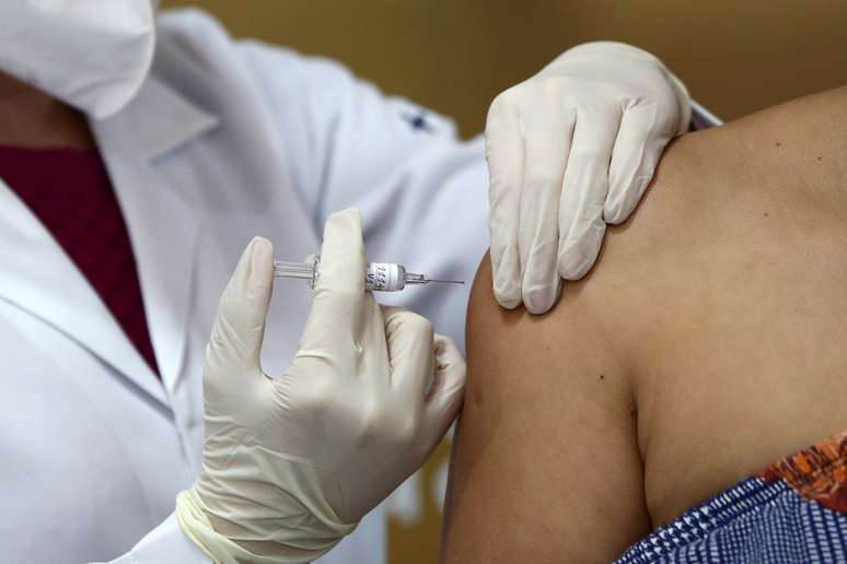 Voluntária recebe dose de candidata a vacina para Covid-19 em Porto Alegre
08/08/2020
REUTERS/Diego Vara