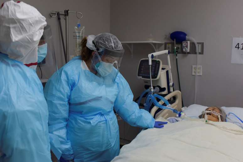 Paciente com Covid-19 em hospital em Houston, Texas (EUA) 
08/09/2020
REUTERS/Callaghan O'Hare