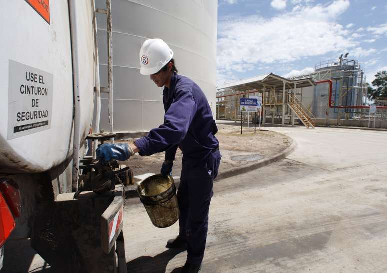 Caminh&atilde;o com &oacute;leo de soja em f&aacute;brica de biodiesel em San Lorenzo, Argentina 
26/02/2010
REUTERS/Enrique Marcarian