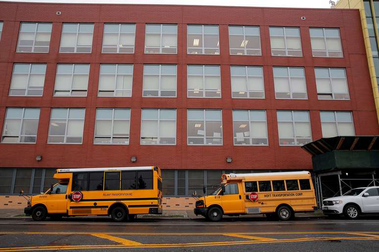 &Ocirc;nibus escolares estacionados em frente a uma escola no Brooklyn,  em Nova York
13/11/2020
REUTERS/Brendan McDermid