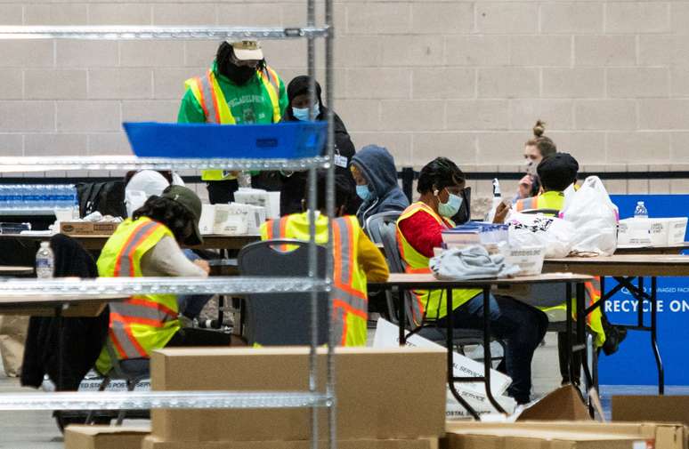 Funcion&aacute;rios eleitorais contam votos enviados pelos correios, na Filad&eacute;lfia, Pensilv&acirc;nia
06/11/2020
REUTERS/Eduardo Mu&ntilde;oz