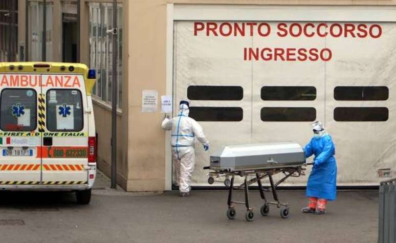 Remoção de vítima de coronavírus em hospital de Milão, norte da Itália