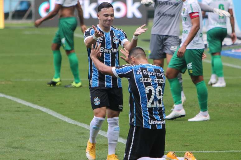 Diego Souza e Pepê comemoram gols que levaram o Grêmio à semifinal