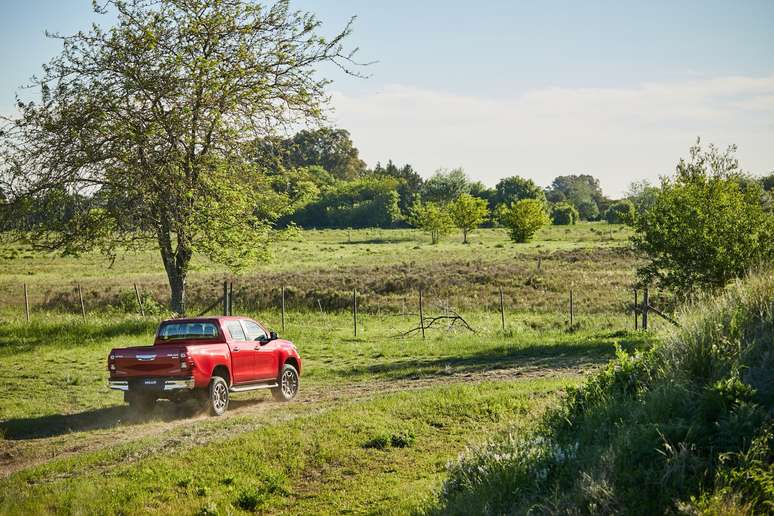 Toyota Hilux é produzida na Argentina e começa a ser vendida dia 28 de novembro.