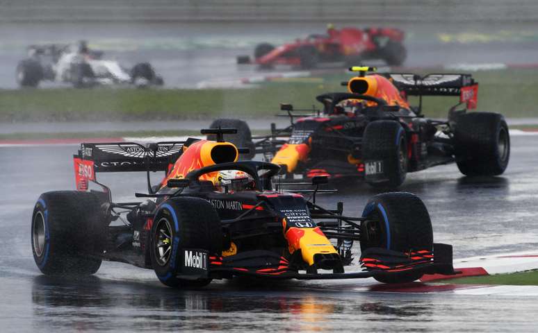 Verstappen e Albon, da Red Bull: holand&ecirc;s correu guiado pelos nervos.